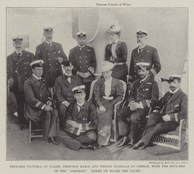 Princesa Victoria de Gales, princesa María y príncipe Nicolás de Grecia, con los oficiales del Osborne, tomados a bordo del yate de English Photographer