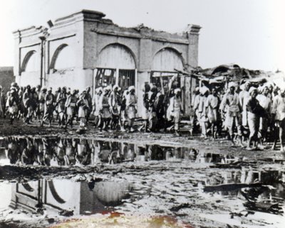 Prisioneros pasando el Mihrab, la Casa de Oración del Khalifa, 1898 de English Photographer