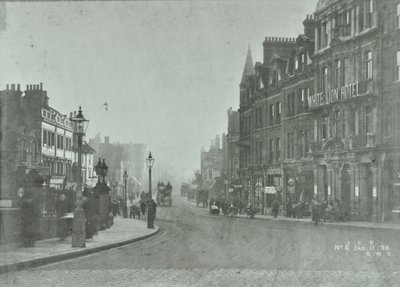 Putney Bridge: carretera de acceso desde Putney High Street, 1898 de English Photographer
