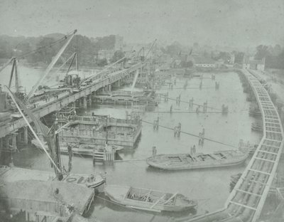 Putney Bridge: excavación de cimientos para el nuevo puente, 1883 de English Photographer