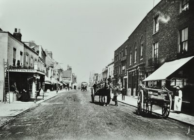 Putney High Street, mirando hacia el puente, 1885 de English Photographer