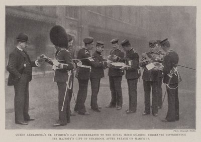 Recuerdo del Día de San Patricio de la Reina Alexandra a los Guardias Reales Irlandeses, Sargentos Distribuyendo el Regalo de Trébol de Su Majestad después del Desfile el 17 de Marzo de English Photographer
