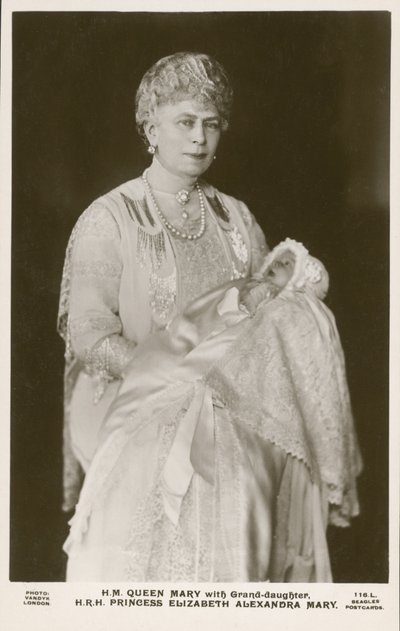 Reina María, consorte del Rey Jorge V, con su nieta, la Princesa Isabel de English Photographer