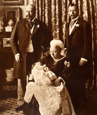 La Reina Victoria sosteniendo al Rey Eduardo VIII en su bautizo el 16 de julio de 1894 de English Photographer