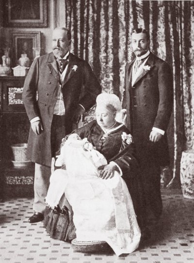 La Reina Victoria sosteniendo al Rey Eduardo VIII en su bautizo el 16 de julio de 1894 de English Photographer