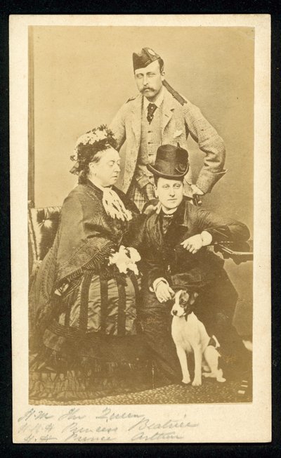 Reina Victoria, Princesa Beatriz y Príncipe Arturo de English Photographer