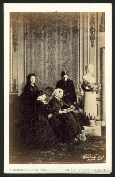 Reina Victoria y miembros de su familia de English Photographer