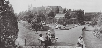 Catedral del RC desde Victoria Park, Portsmouth (foto b/n) de English Photographer