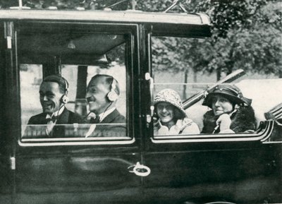 Radio en la carretera, 1923 de English Photographer