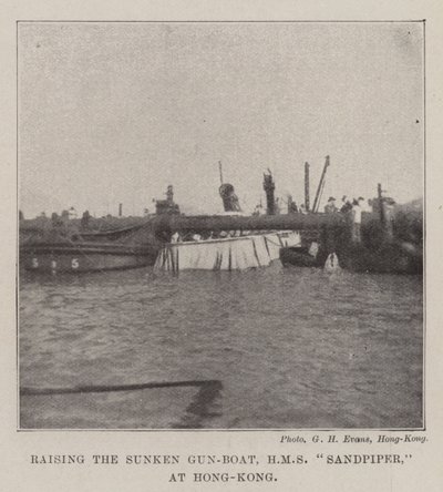 Levantando el cañonero hundido, HMS Sandpiper, en Hong Kong de English Photographer