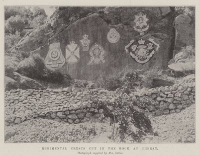 Crestas regimentales talladas en la roca en Cherat de English Photographer