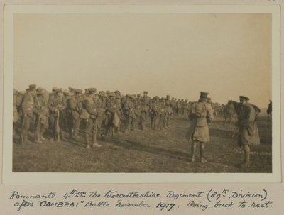 Restos del 4º Bn. El Regimiento de Worcestershire (29ª División) después de la Batalla de CAMBRAI, noviembre 1917, regresando a descansar de English Photographer