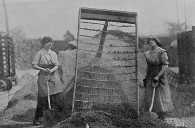 Tamizando cenizas, fotografías del Ministerio de Guerra, 1916 de English Photographer