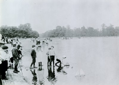 Round Pond, Kensington Gardens de English Photographer