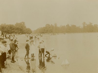 Round Pond, Kensington Gardens, Londres de English Photographer