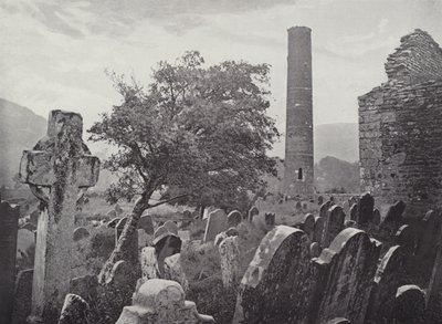 Torre Redonda, Cruz y Cocina de San Kevin, Glendalough de English Photographer