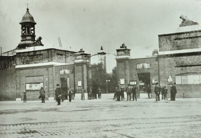 Puerta principal del Arsenal Real, 1890 de English Photographer