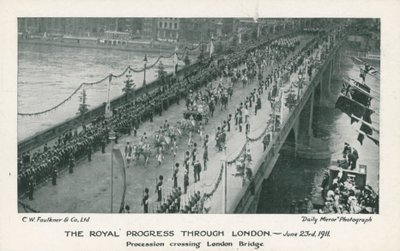 Procesión real cruzando el Puente de Londres de English Photographer