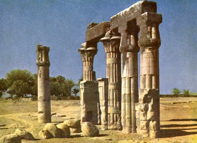 Templo en ruinas en Medamut, Egipto de English Photographer