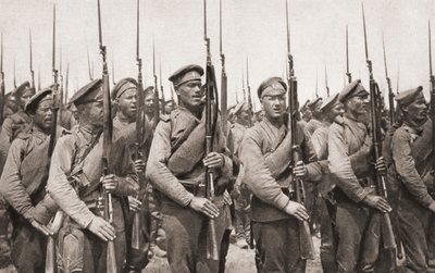 Infantería rusa en desfile y presentando armas durante la Primera Guerra Mundial, de The Illustrated War News, 1915 de English Photographer