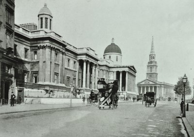 Saint Martin in the Fields y la National Gallery, Trafalgar Square, Westminster: lado norte mirando al este, 1896 de English Photographer