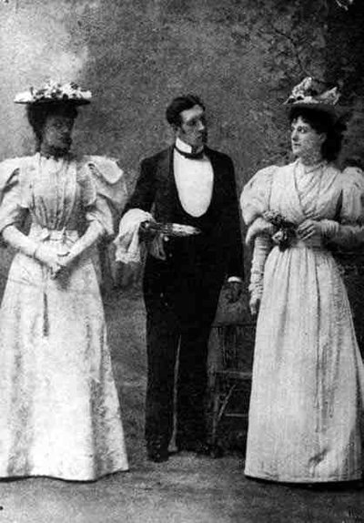 Escena de una representación de La importancia de llamarse Ernesto, por Oscar Wilde (1854-1900) en el Teatro St. James, el 14 de febrero de 1895 (foto en blanco y negro) de English Photographer