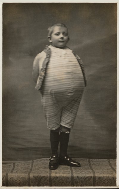 Escolar, vestido para tener un estómago muy grande de English Photographer