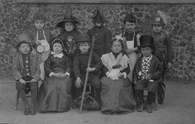 Escolares, Norfolk, con disfraces a principios del siglo XX de English Photographer