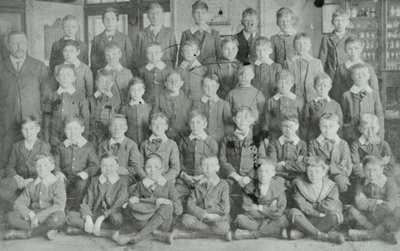 Grupo escolar, escuela desconocida, 1895 de English Photographer