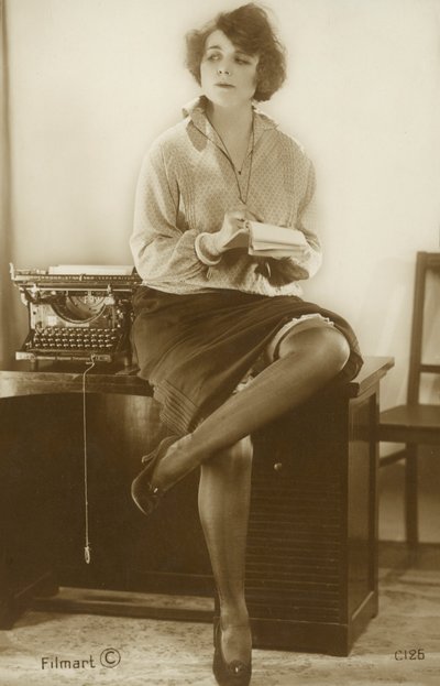 Secretaria sentada en un escritorio (foto b/n) de English Photographer
