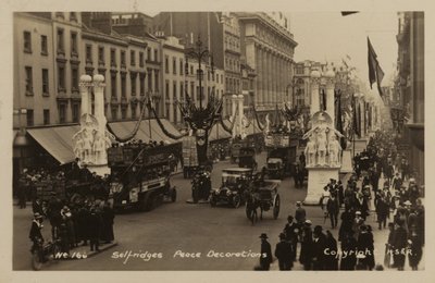Selfridges, Decoraciones de Paz de English Photographer