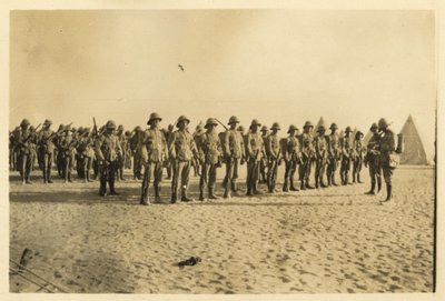 Muestra parte de mi compañía en desfile en Shusha - Desierto de Libia 6:30am, septiembre de 1916 (foto en blanco y negro) de English Photographer