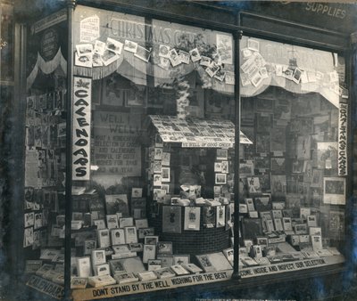 Escaparate con tarjetas de Navidad y calendarios de English Photographer