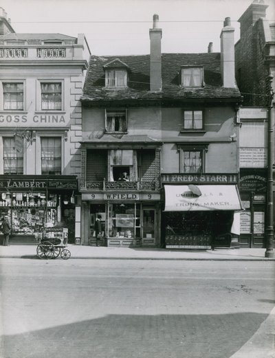Fachadas de tiendas en Putney High Street de English Photographer