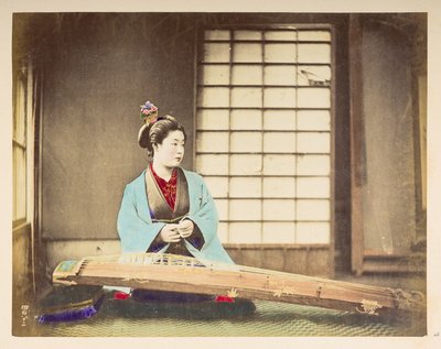 Chicas cantantes [Japón], Retrato de estudio de una mujer japonesa, sentada con un instrumento de cuerda (una especie de cítara) descansando en el suelo frente a ella,  Fotógrafo: Desconocido  Colección Lucas: Registro fotográfico de la gira mundial de Cha de English Photographer