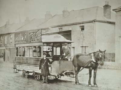 Coche de un solo caballo de la Croydon Tramways Company en la terminal de Red Deer, 1885 de English Photographer