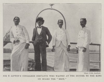 Los Sirvientes Cingaleses de Sir T. Lipton que atendieron la Cena al Rey a bordo del Erin de English Photographer