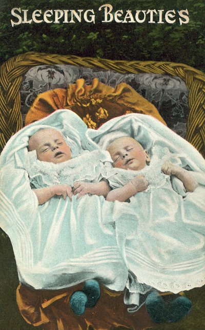 Bellezas durmientes, dos bebés dormidos de English Photographer