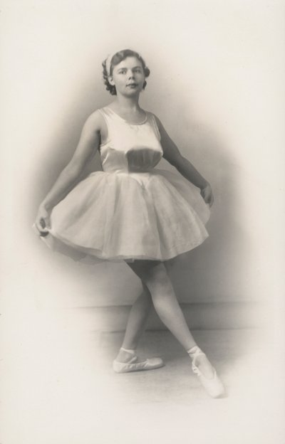 Chica ligeramente rellenita haciendo ballet de English Photographer
