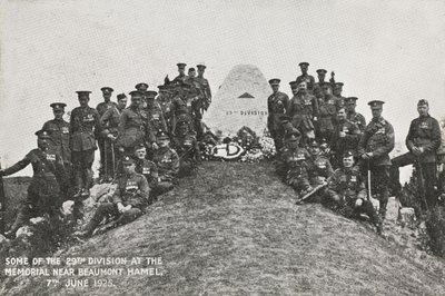 Algunos de la 29ª División en el memorial cerca de Beaumont Hamel, 7 de junio de 1925 de English Photographer