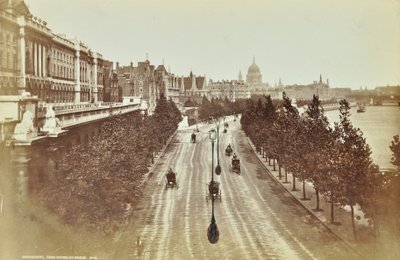 Somerset House, Victoria Embankment, Westminster: vista norte desde Waterloo Bridge, 1895 de English Photographer