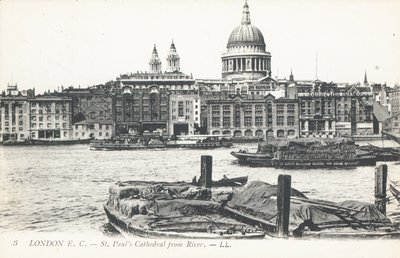 Catedral de St Pauls desde el Río Támesis de English Photographer