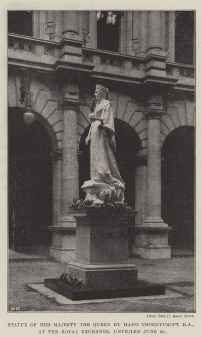 Estatua de Su Majestad la Reina por Hamo Thornycroft, RA, en el Royal Exchange, develada el 20 de junio de English Photographer