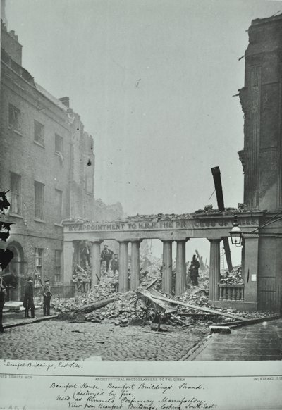 Strand, Westminster LB: Beaufort Buildings, daños por incendio, 1890 de English Photographer