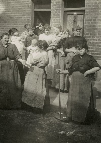 Escena de calle, mujeres y bebés, Londres de English Photographer