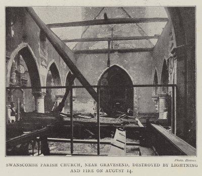 Iglesia parroquial de Swanscombe, cerca de Gravesend, destruida por un rayo y fuego el 14 de agosto de English Photographer
