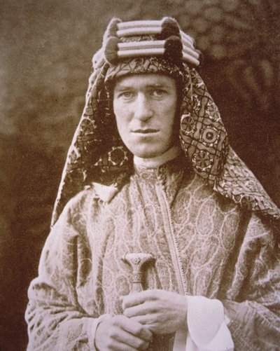 T.E. Lawrence con traje árabe durante la Primera Guerra Mundial, c.1914-18 de English Photographer