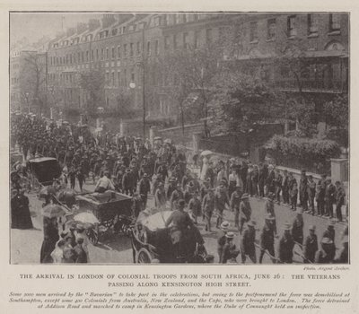 La llegada a Londres de tropas coloniales de Sudáfrica, 26 de junio, los veteranos pasando por Kensington High Street de English Photographer