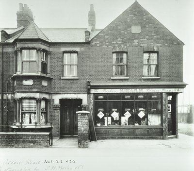 The Beehive Dining Rooms, 1899 de English Photographer