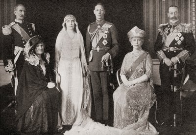 La Familia Real Británica en la boda del Duque y la Duquesa de York, 1923, de La Historia de Veinticinco Años, publicado en 1935 de English Photographer